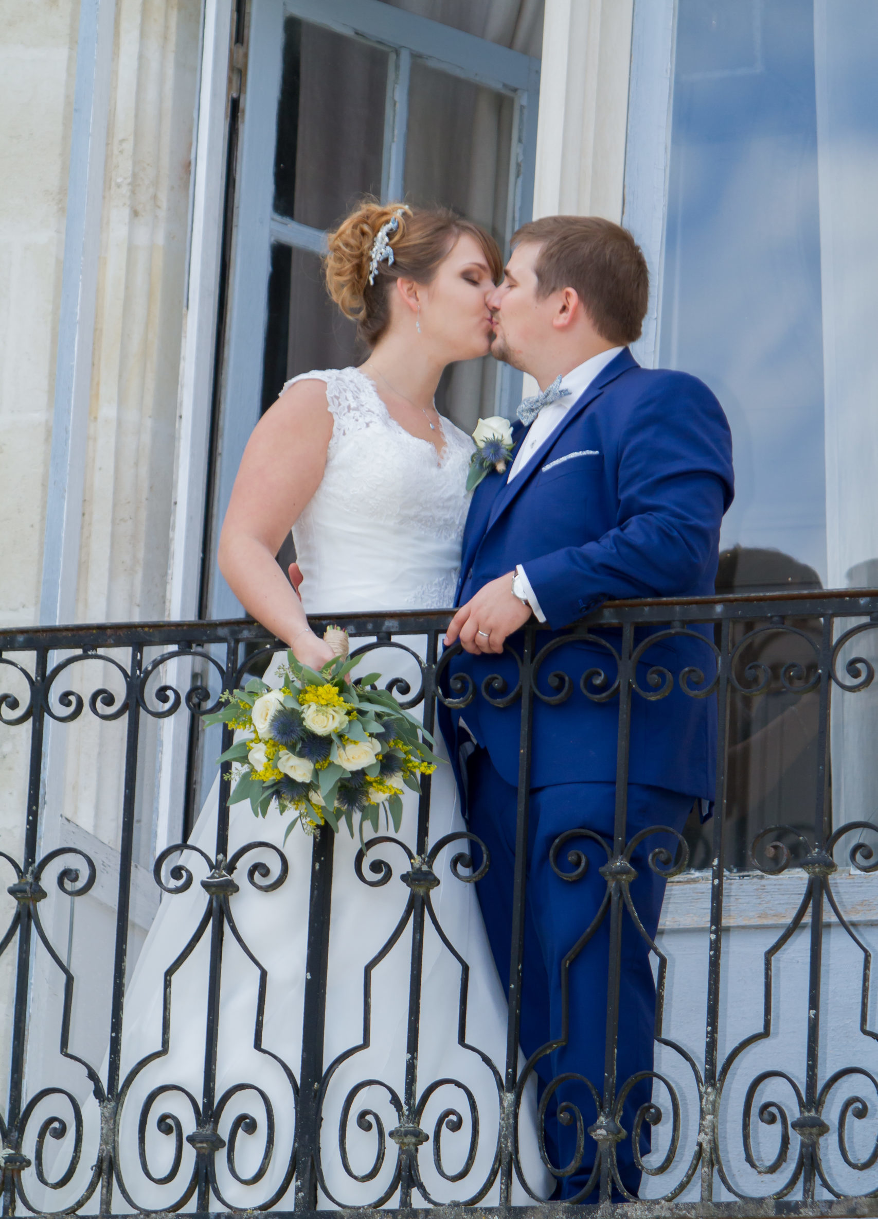 Mariage A&J - Les mariés s'embrassent sur le balcon - C&D Events Wedding planner Oise