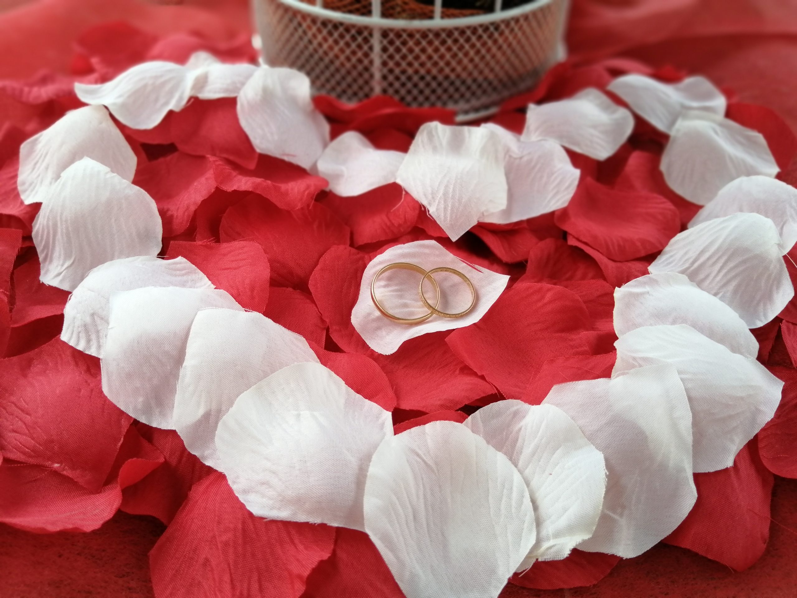 Alliances sur pétales de rose rouge formant un coeur en blanc - C&D Events - Wedding planner Oise et Paris