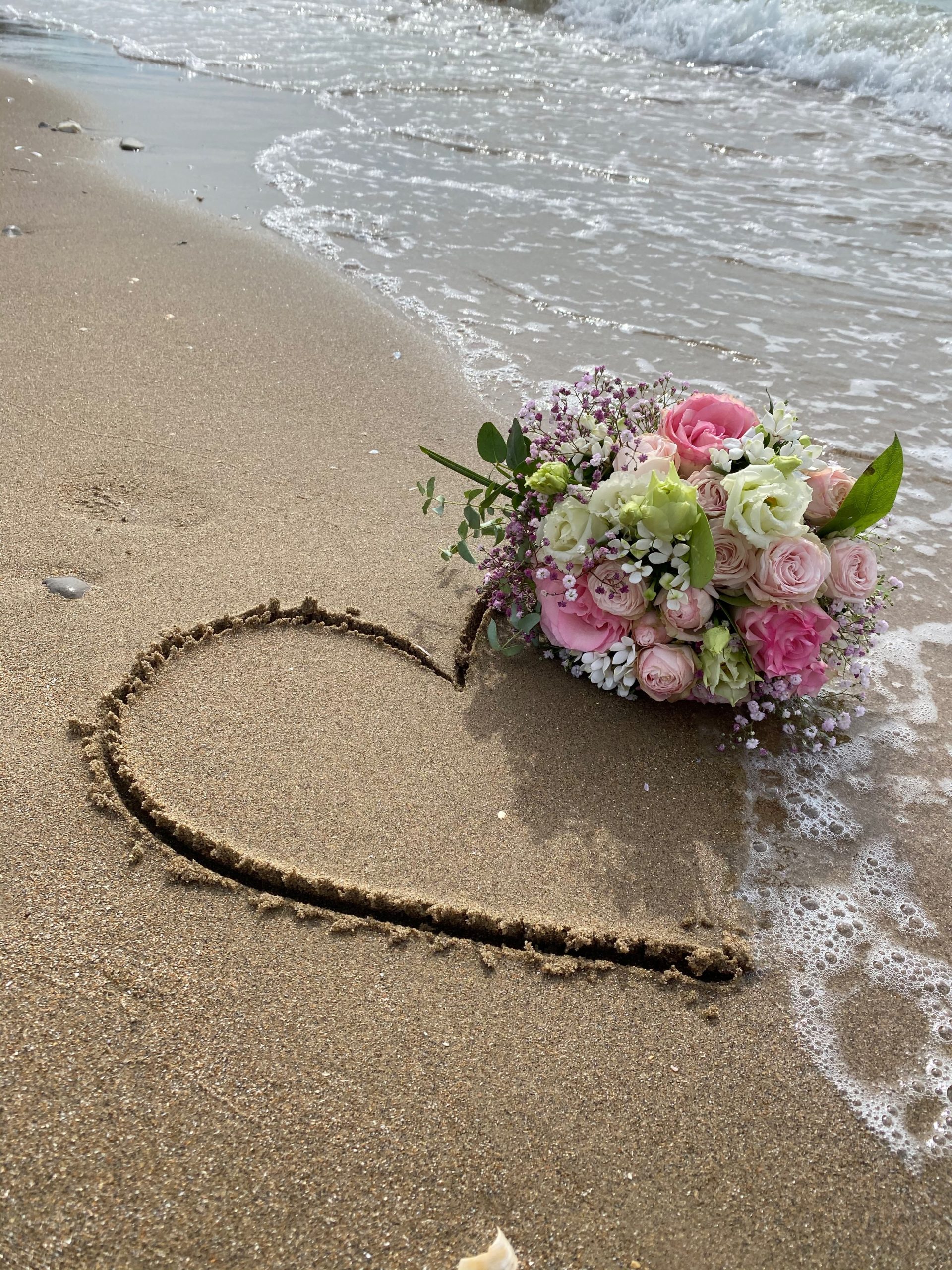 bouquet de mariage sur la plage avec un coeur dessiner - C&D Events - Wedding planner Oise et Paris