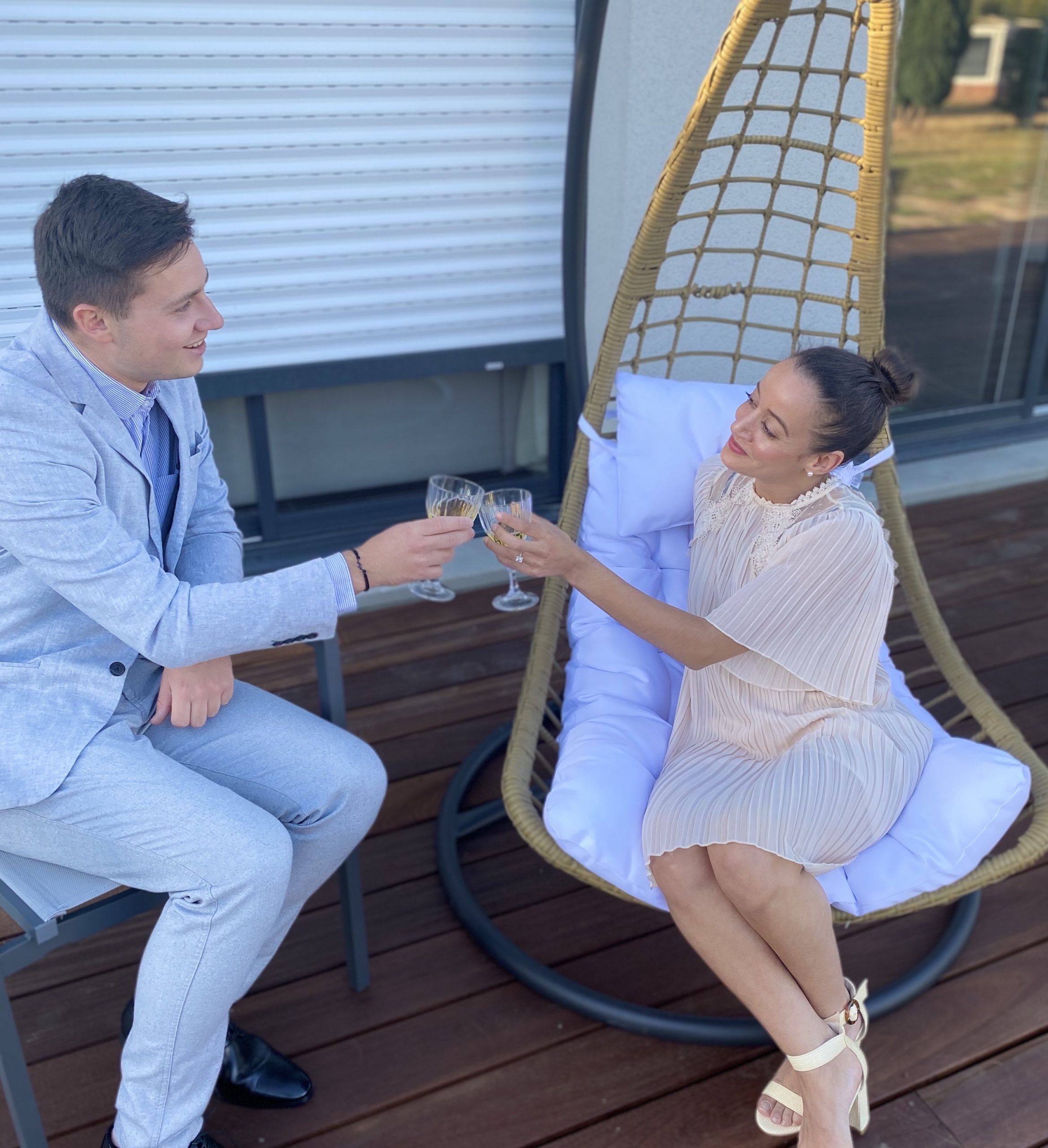 Deux amis qui trinquent assis sur une terrasse - C&D Events Wedding planner Oise et Paris